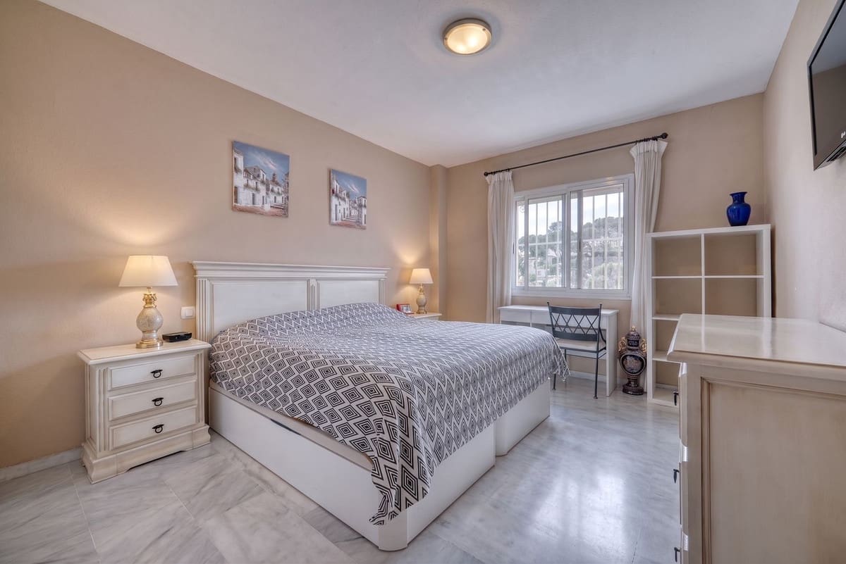 2 soveværelse Lejlighed til salg i La Reserva med swimmingpool garage - € 350.000 (Ref: 9614229)