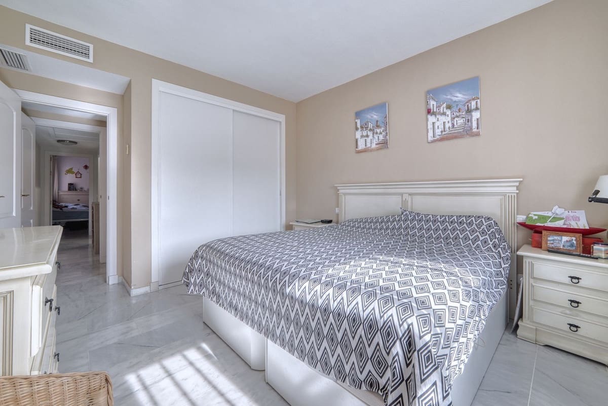 2 soveværelse Lejlighed til salg i La Reserva med swimmingpool garage - € 350.000 (Ref: 9614229)