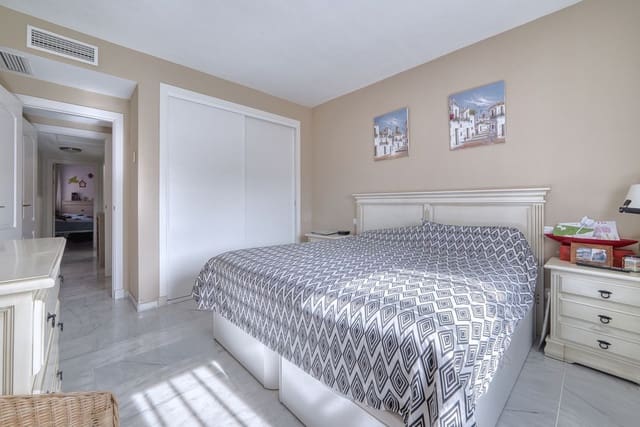 2 chambre Appartement à vendre à La Reserva, Marbella avec piscine garage - 350 000 € (Ref: 9614229)