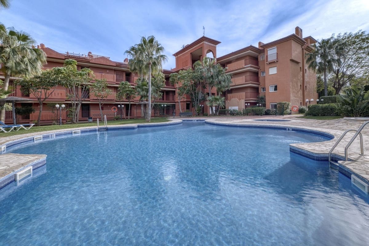 2 soveværelse Lejlighed til salg i La Reserva med swimmingpool garage - € 350.000 (Ref: 9614229)