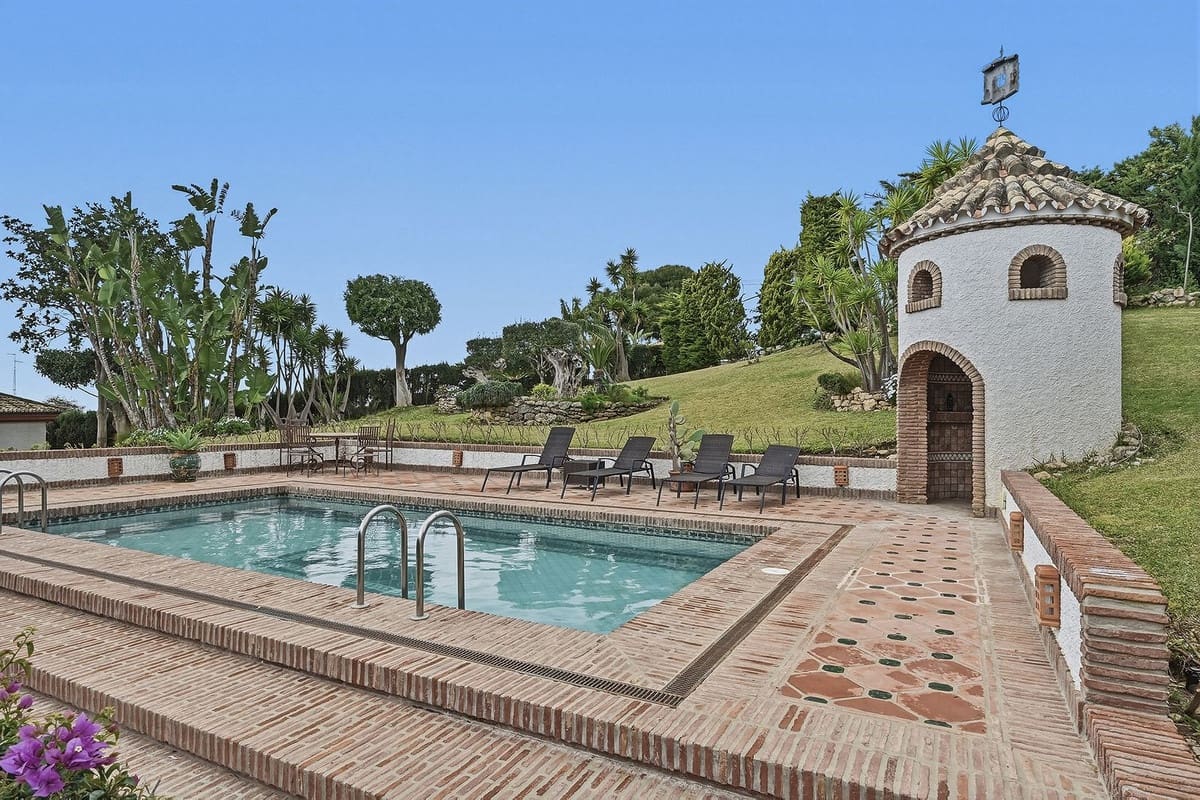 4 soveværelse Villa til salg i Las Chapas med swimmingpool garage - € 2.495.000 (Ref: 9665562)