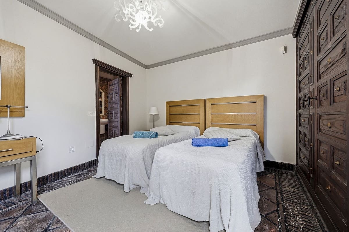 4 soveværelse Villa til salg i Las Chapas med swimmingpool garage - € 2.495.000 (Ref: 9665562)