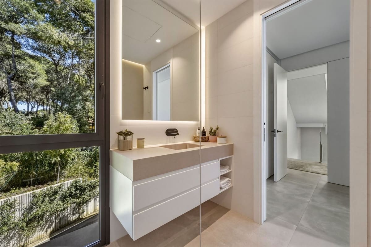 4 bedroom Villa for sale in Marbella with pool garage - € 4,500,000 (Ref: 9720479)