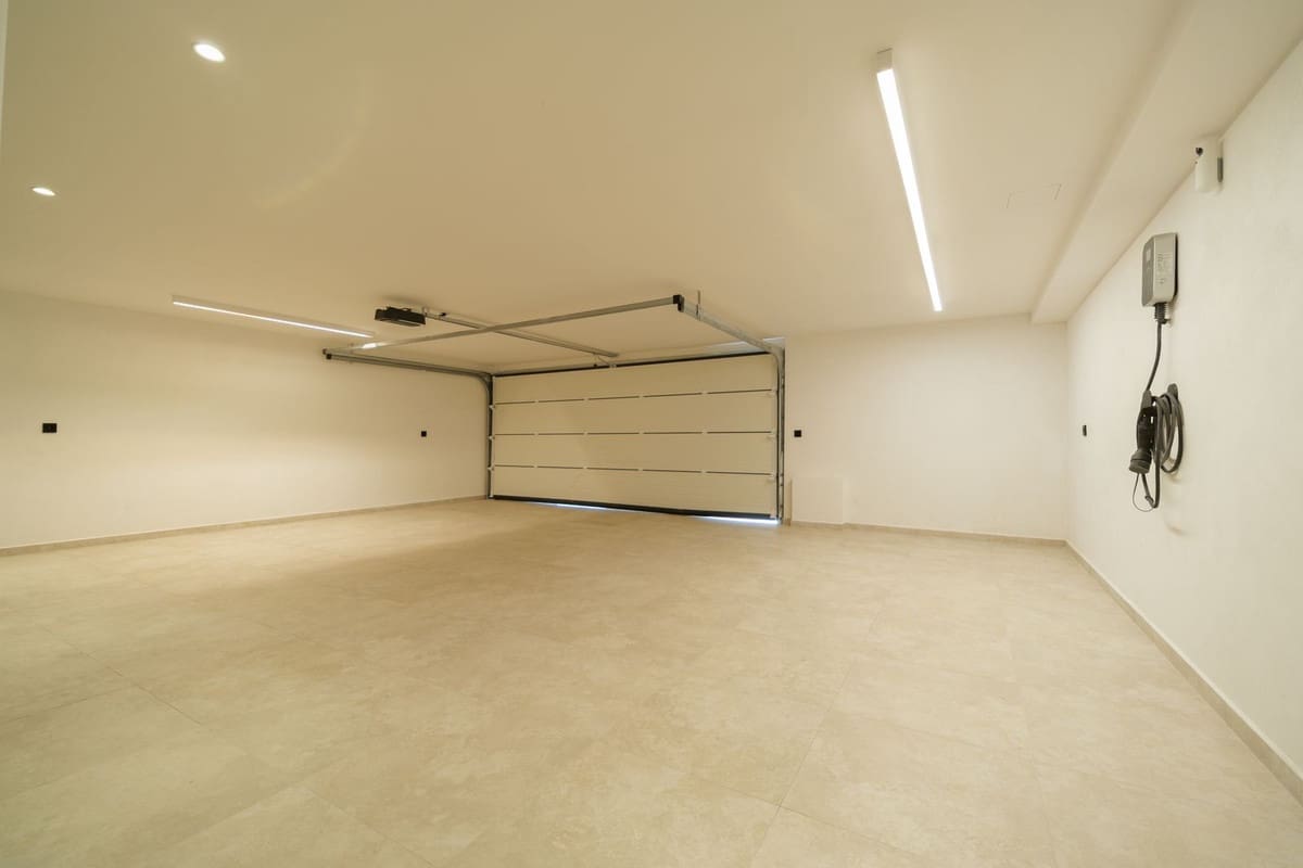 4 bedroom Villa for sale in Marbesa with pool garage - € 4,000,000 (Ref: 9733937)