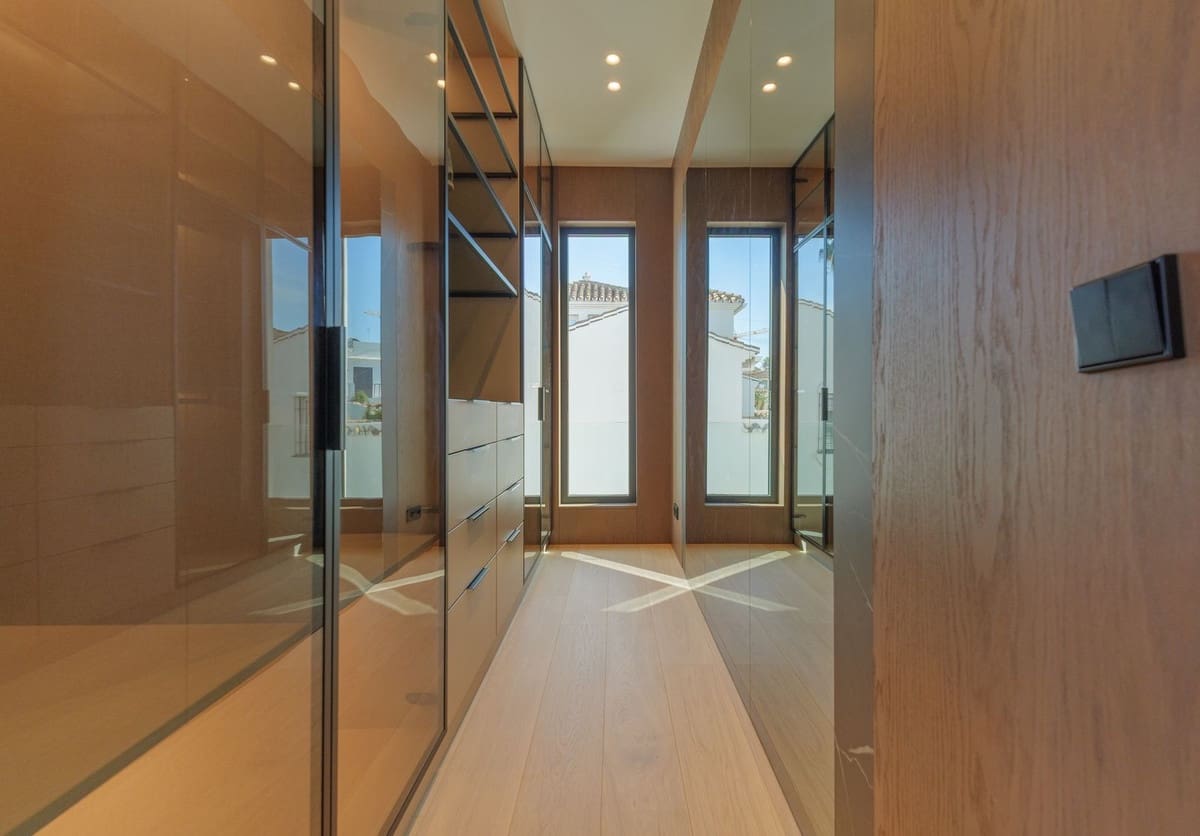 4 bedroom Villa for sale in Marbesa with pool garage - € 4,000,000 (Ref: 9733937)