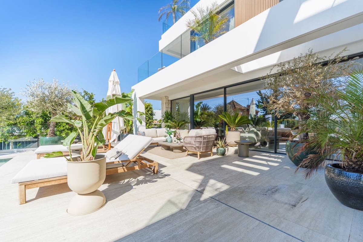 4 bedroom Villa for sale in Marbesa with pool garage - € 4,000,000 (Ref: 9733937)