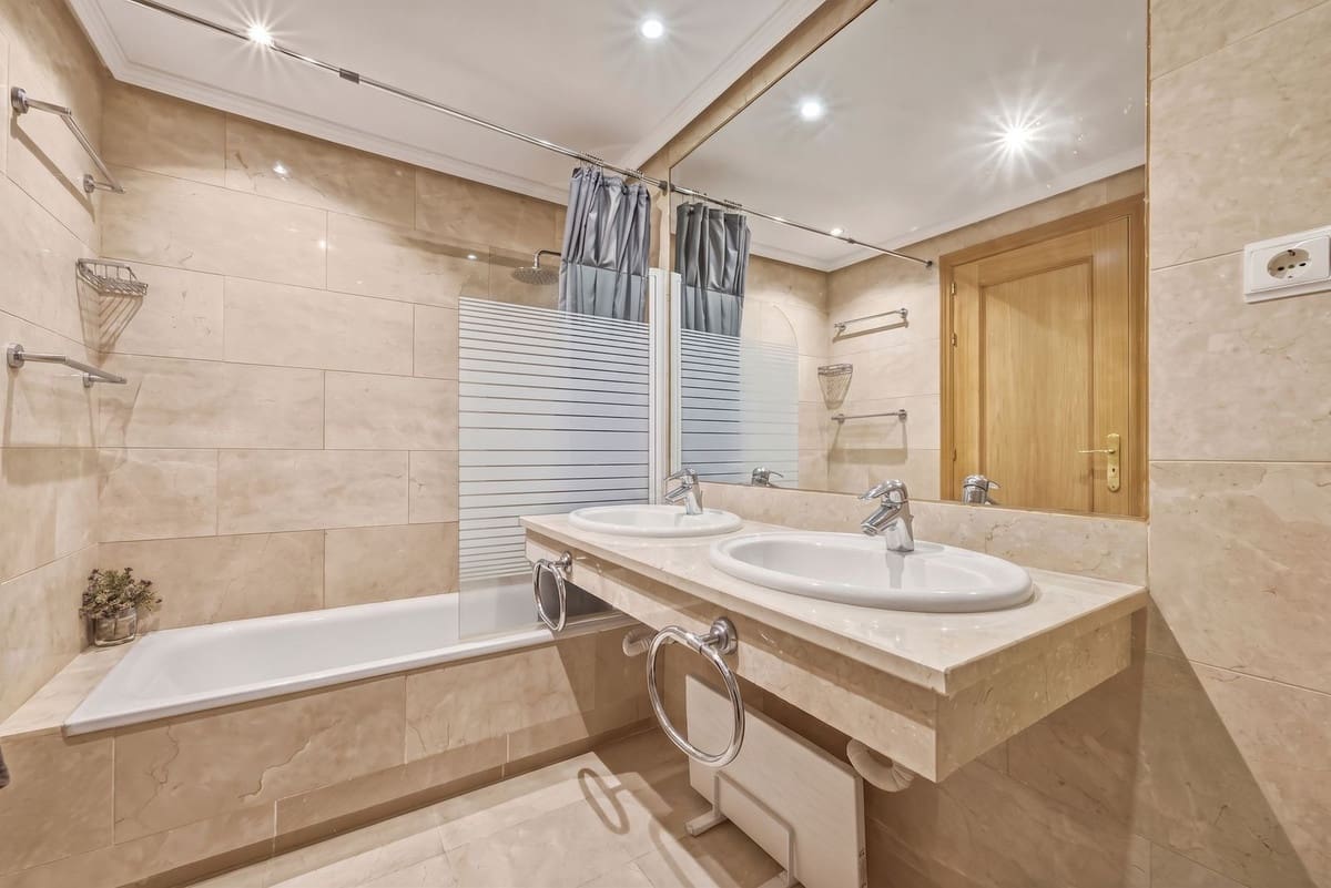 2 slaapkamer Appartement te koop in Carib Playa met zwembad garage - € 395.000 (Ref: 9777123)