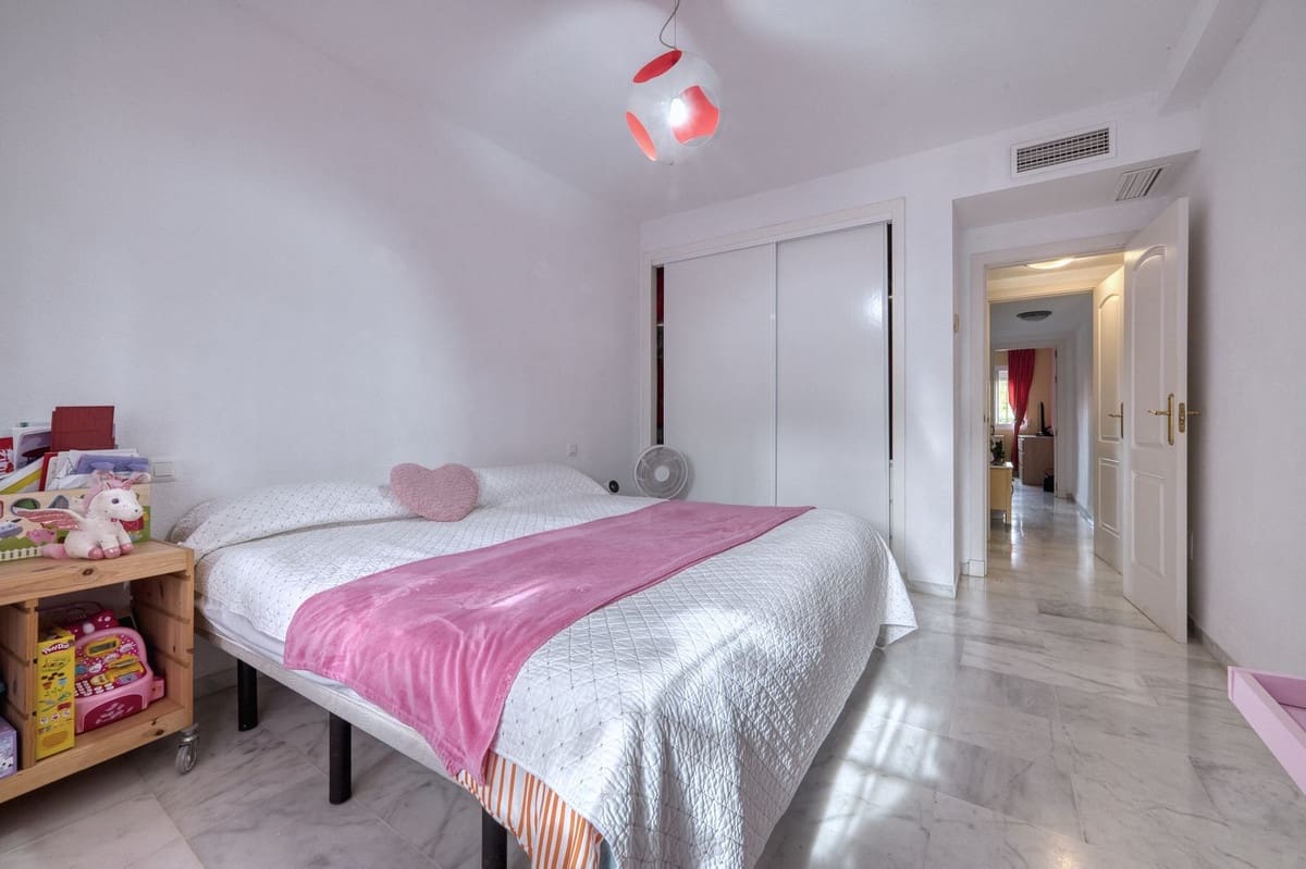 2 bedroom Apartment for sale in La Reserva with pool garage - € 325,000 (Ref: 9782502)