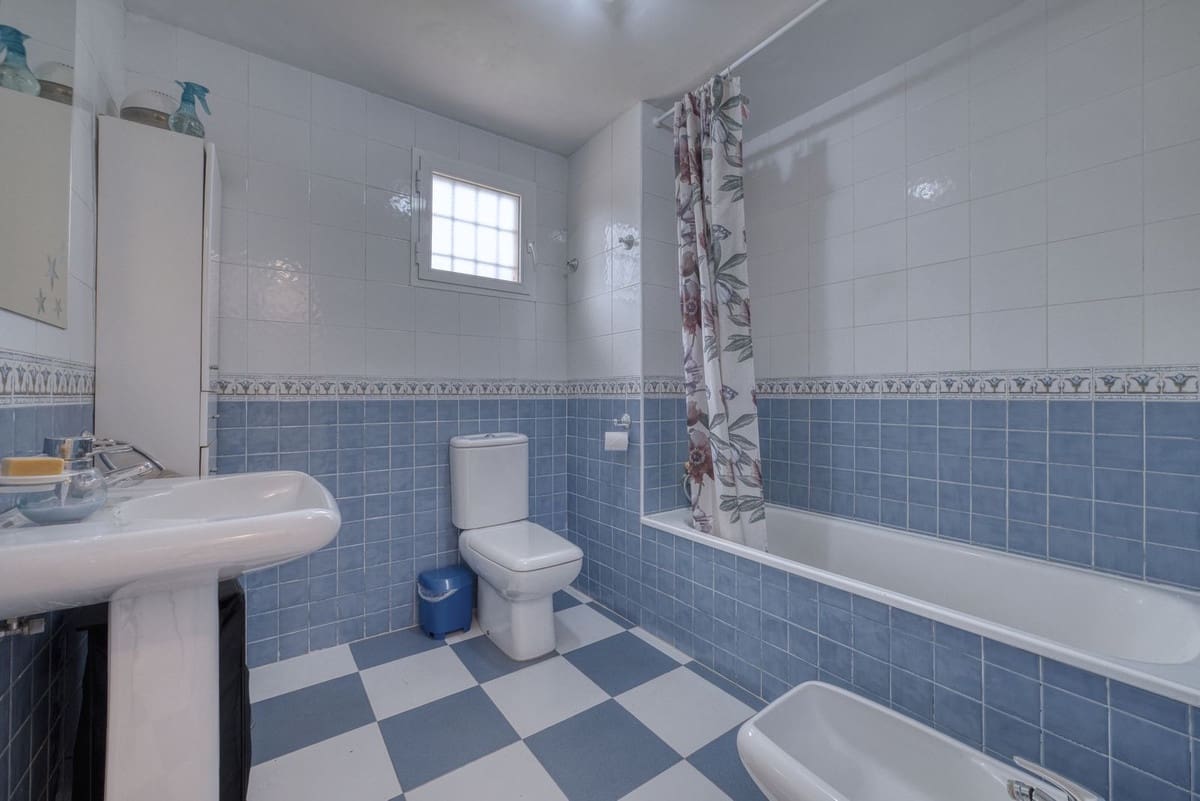 2 bedroom Apartment for sale in La Reserva with pool garage - € 325,000 (Ref: 9782502)