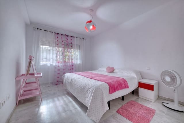 2 chambre Appartement à vendre à La Reserva, Marbella avec piscine garage - 325 000 € (Ref: 9782502)