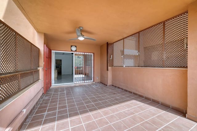 2 chambre Appartement à vendre à La Reserva, Marbella avec piscine garage - 299 000 € (Ref: 9789792)
