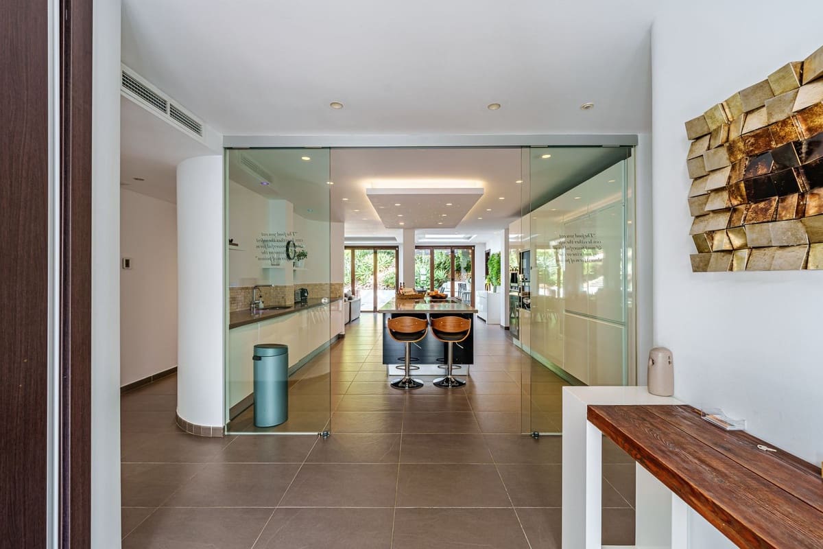 5 bedroom Villa for sale in El Rosario with pool garage - € 2,490,000 (Ref: 9838692)