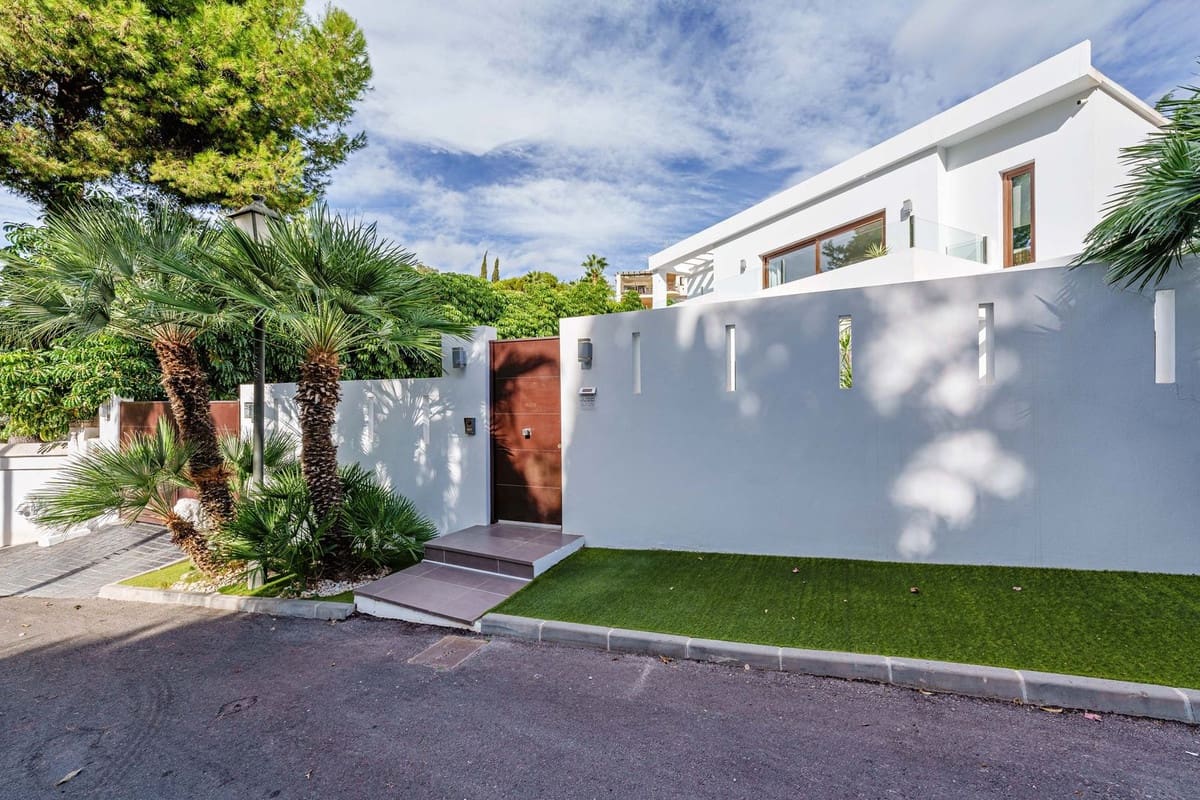 5 bedroom Villa for sale in El Rosario with pool garage - € 2,490,000 (Ref: 9838692)