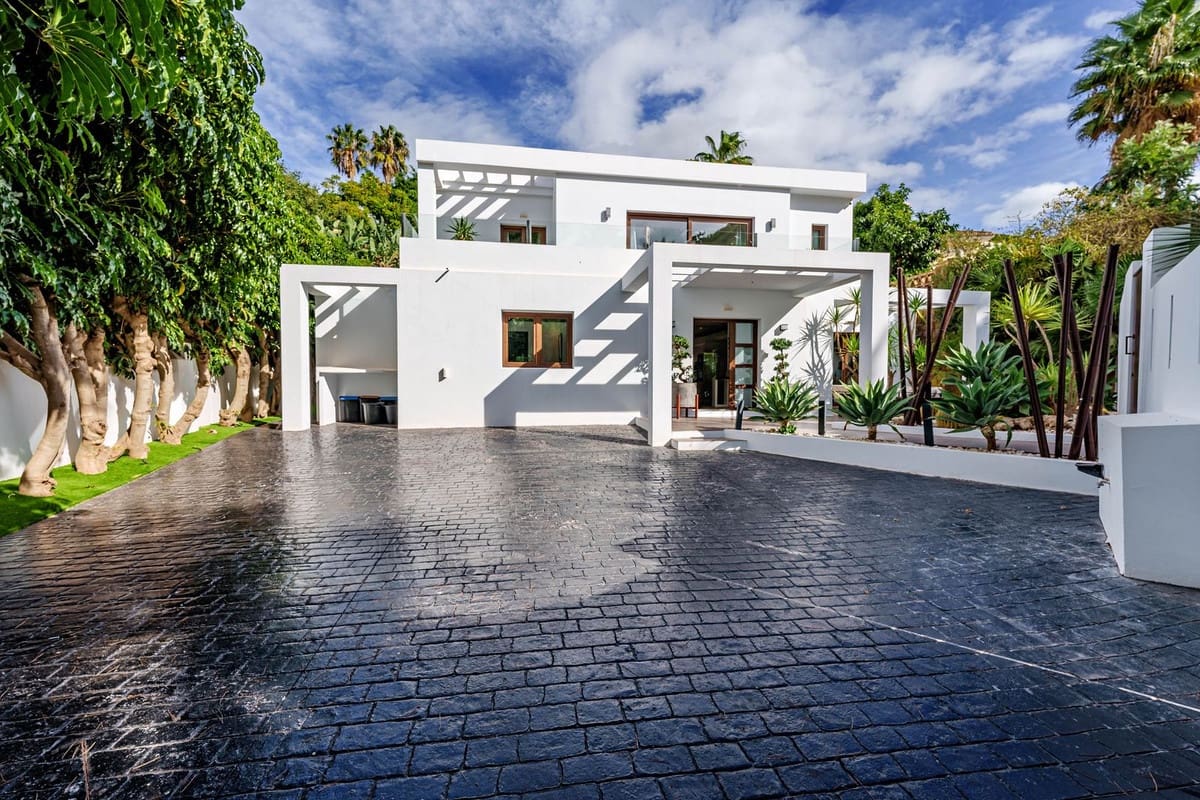 5 bedroom Villa for sale in El Rosario with pool garage - € 2,490,000 (Ref: 9838692)