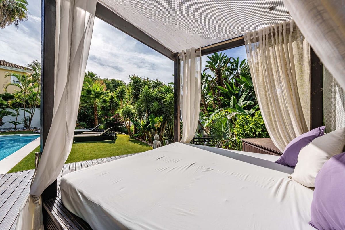 5 bedroom Villa for sale in El Rosario with pool garage - € 2,490,000 (Ref: 9838692)