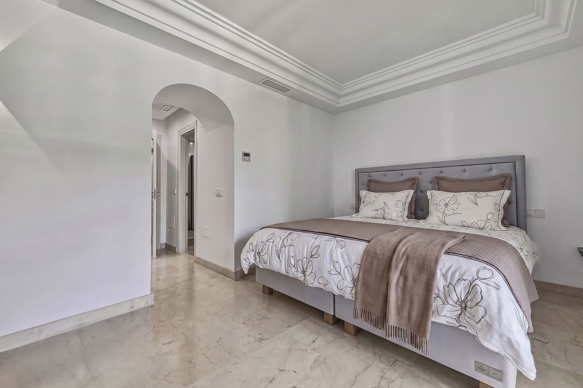 2 bedroom Townhouse for sale in Bahia de Marbella with pool garage - € 890,000 (Ref: 9848143)