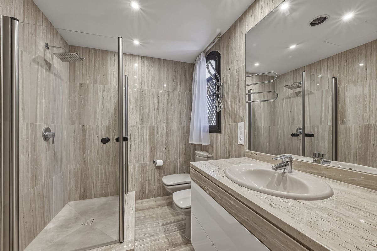 2 bedroom Townhouse for sale in Bahia de Marbella with pool garage - € 890,000 (Ref: 9848143)