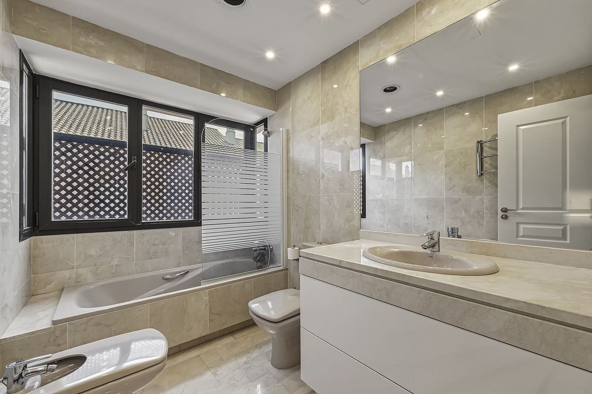 2 bedroom Townhouse for sale in Bahia de Marbella with pool garage - € 890,000 (Ref: 9848143)