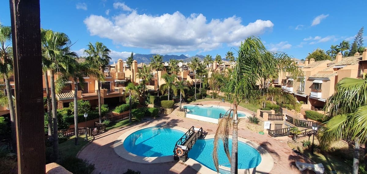 2 bedroom Townhouse for sale in Bahia de Marbella with pool garage - € 890,000 (Ref: 9848143)