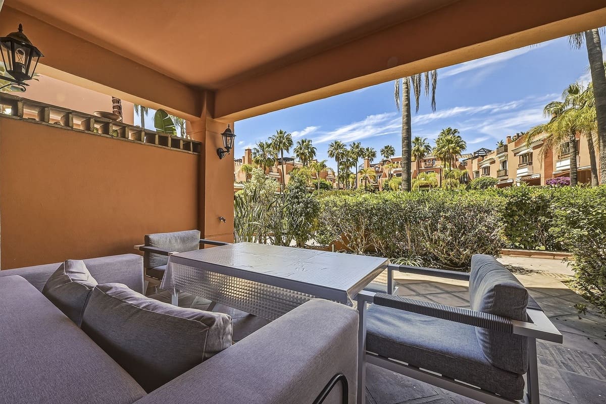 2 bedroom Townhouse for sale in Bahia de Marbella with pool garage - € 890,000 (Ref: 9848143)