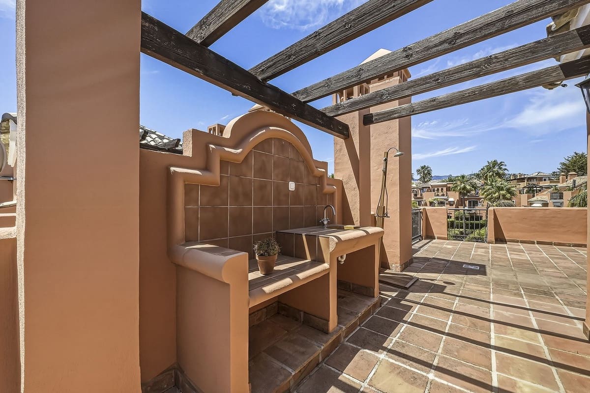 2 bedroom Townhouse for sale in Bahia de Marbella with pool garage - € 890,000 (Ref: 9848143)