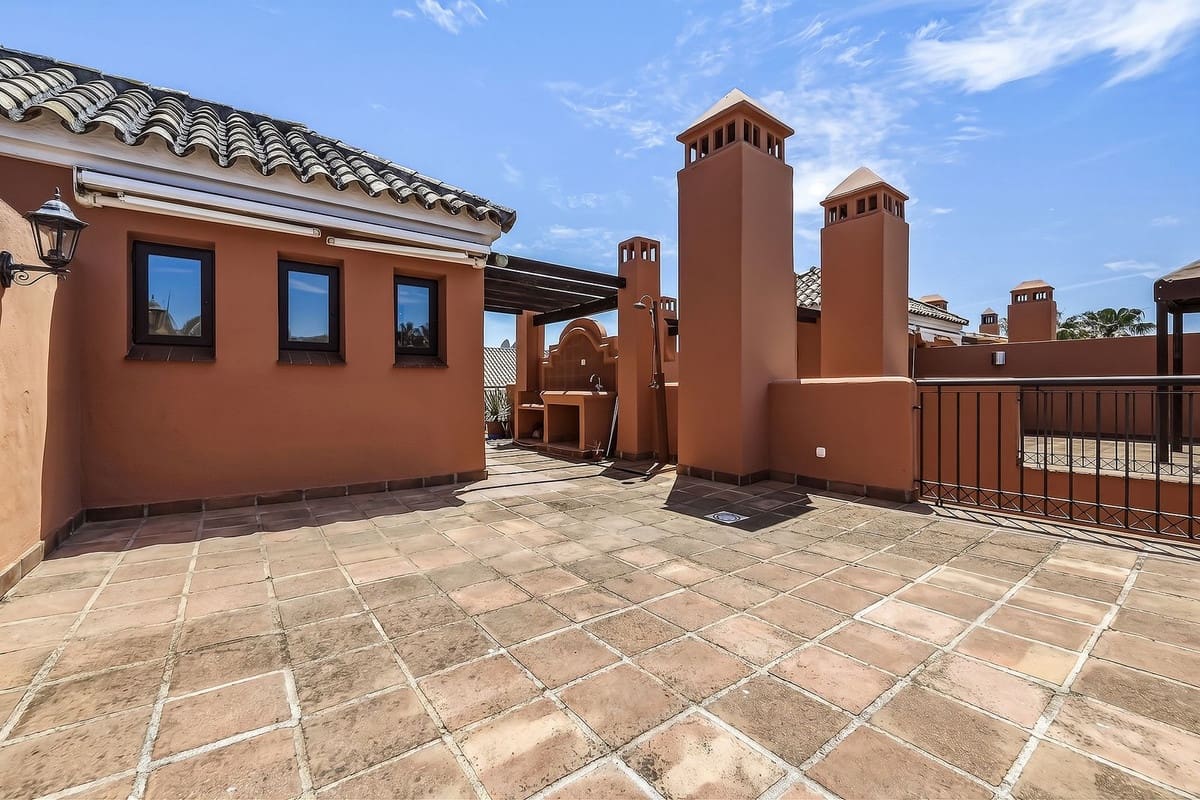 2 bedroom Townhouse for sale in Bahia de Marbella with pool garage - € 890,000 (Ref: 9848143)