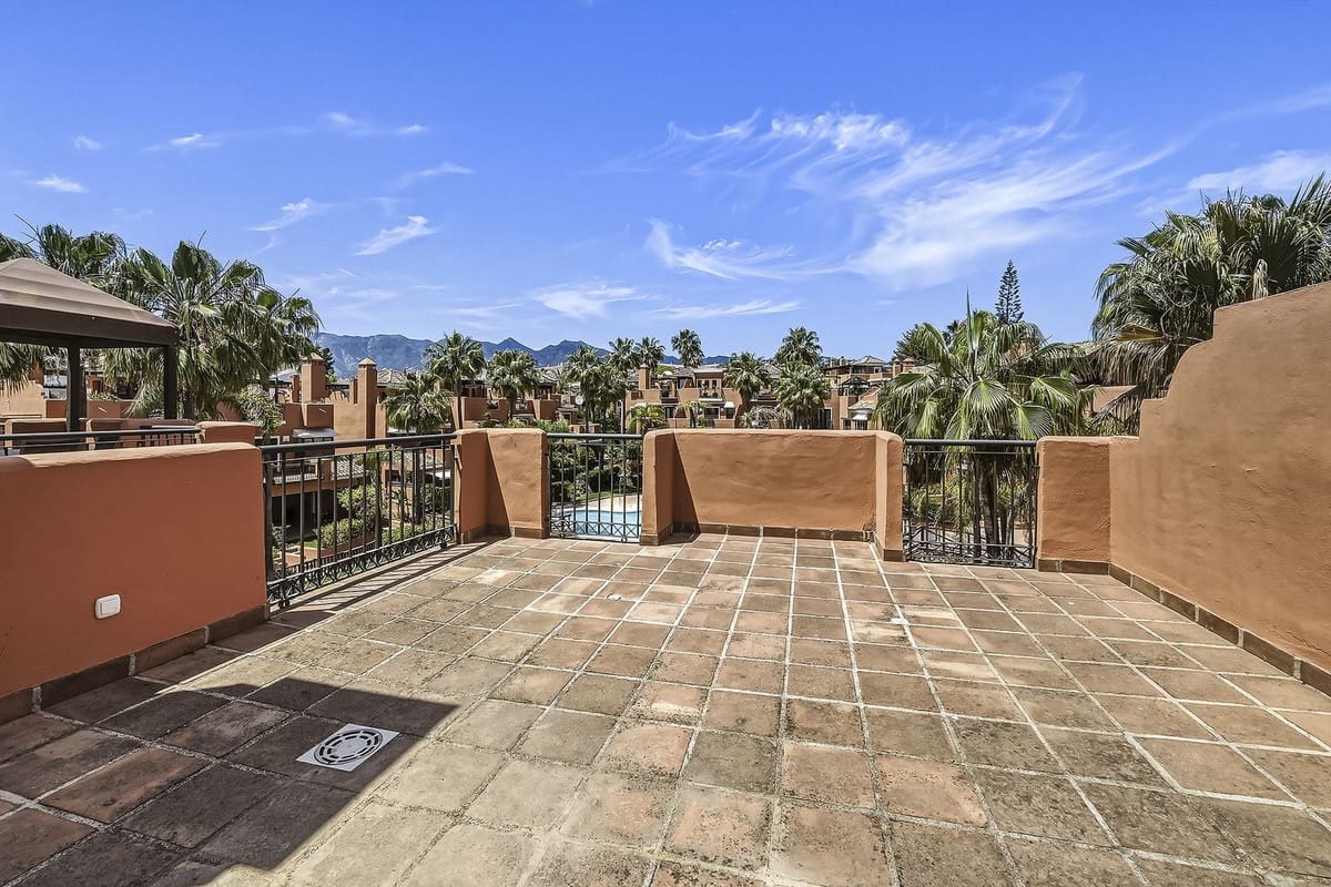 2 bedroom Townhouse for sale in Bahia de Marbella with pool garage - € 890,000 (Ref: 9848143)