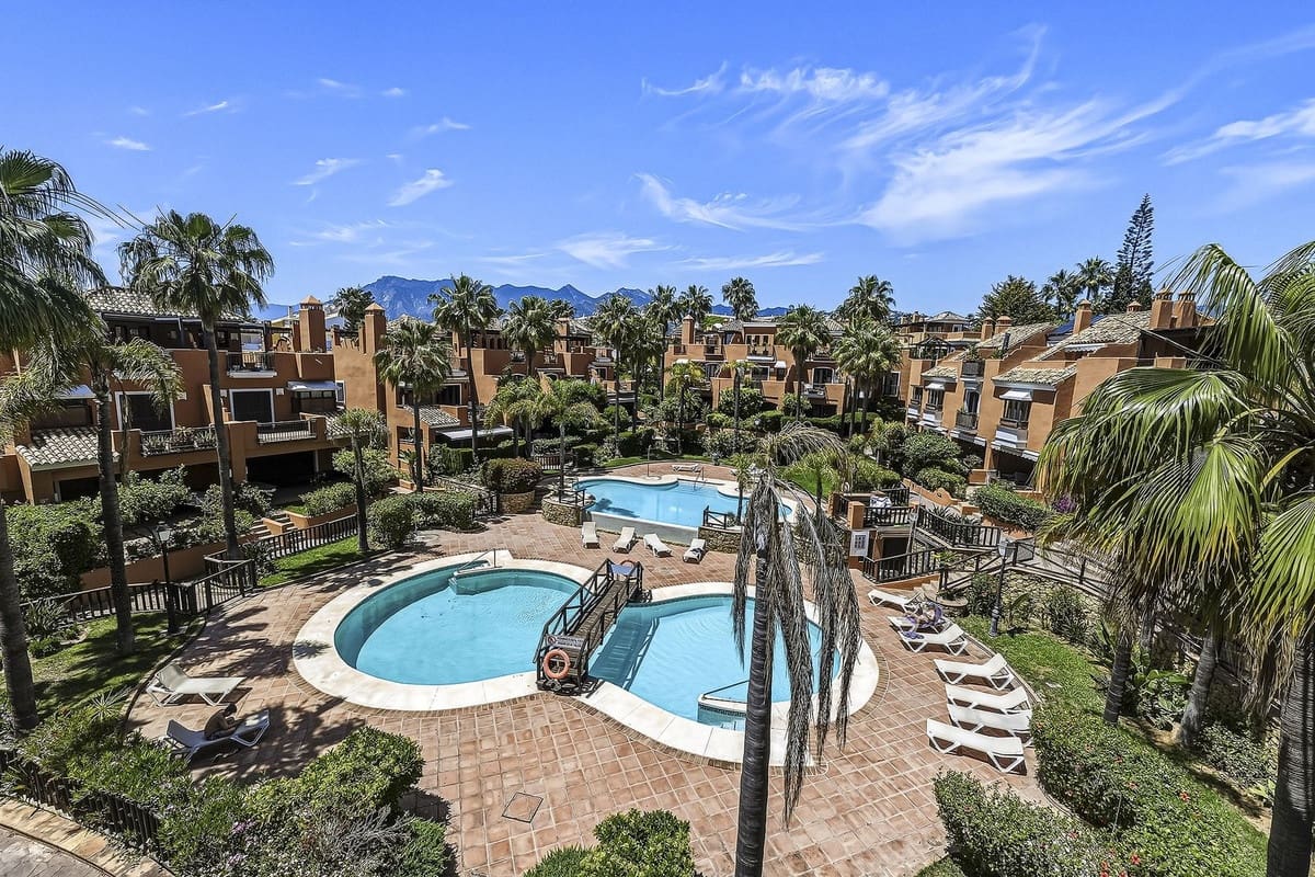 2 bedroom Townhouse for sale in Bahia de Marbella with pool garage - € 890,000 (Ref: 9848143)