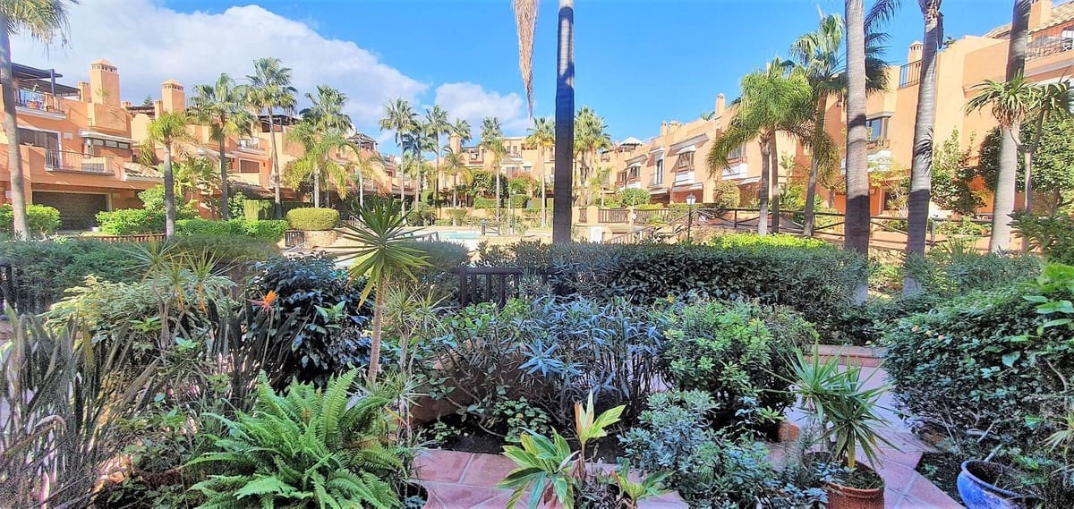 2 bedroom Townhouse for sale in Bahia de Marbella with pool garage - € 890,000 (Ref: 9848143)