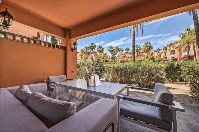 2 soverom Hus til salgs i Bahía de Marbella, Marbella med svømmebasseng garasje - € 890 000 (Ref: 9848143)