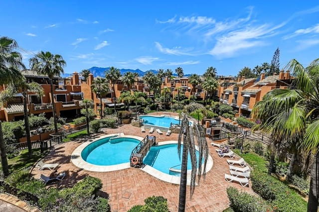 2 soverom Hus til salgs i Bahía de Marbella, Marbella med svømmebasseng garasje - € 890 000 (Ref: 9848143)