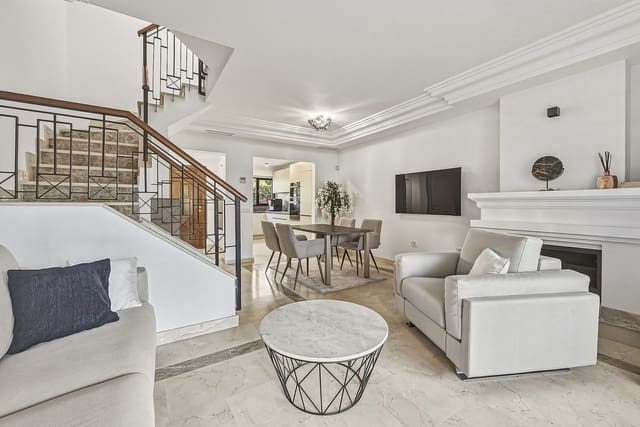 2 sypialnia Dom na sprzedaż w Bahía de Marbella, Marbella z basenem garażem - 890 000 € (Ref: 9848143)