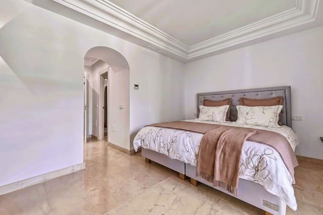 2 makuuhuone Omakotitalo myytävänä paikassa Bahía de Marbella, Marbella mukana uima-altaan 
autotalli - 890 000 € (Ref: 9848143)