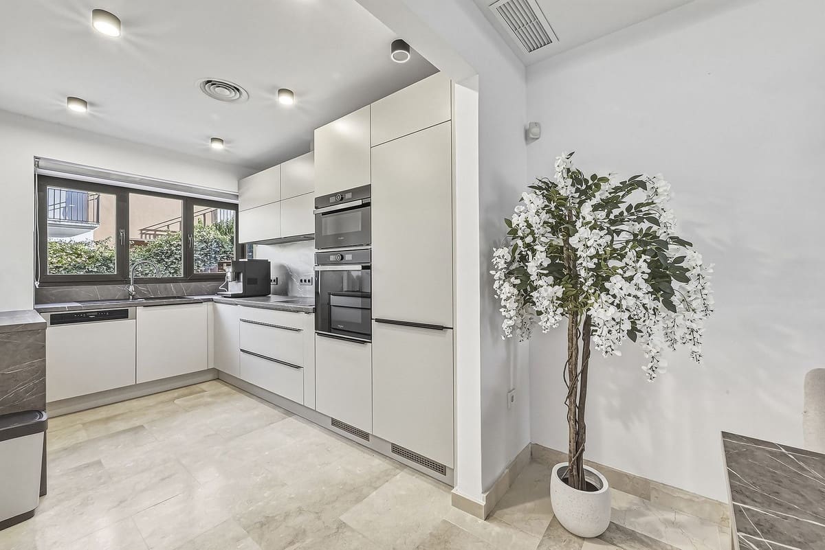 2 soverom Hus til salgs i Bahia de Marbella med svømmebasseng garasje - € 890 000 (Ref: 9848143)