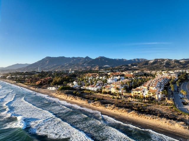 2 makuuhuone Omakotitalo myytävänä paikassa Bahía de Marbella, Marbella mukana uima-altaan 
autotalli - 890 000 € (Ref: 9848143)