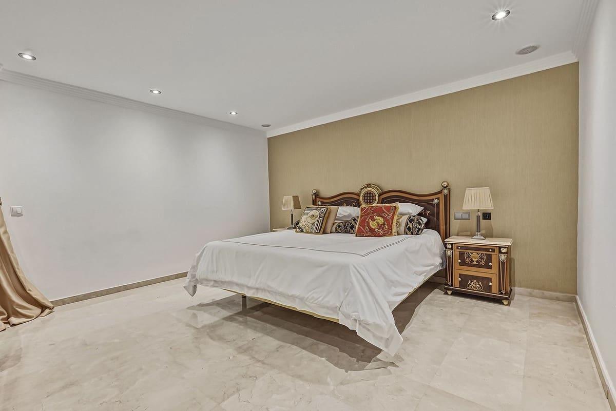 8 bedroom Villa for sale in Elviria with pool garage - € 4,200,000 (Ref: 9848144)