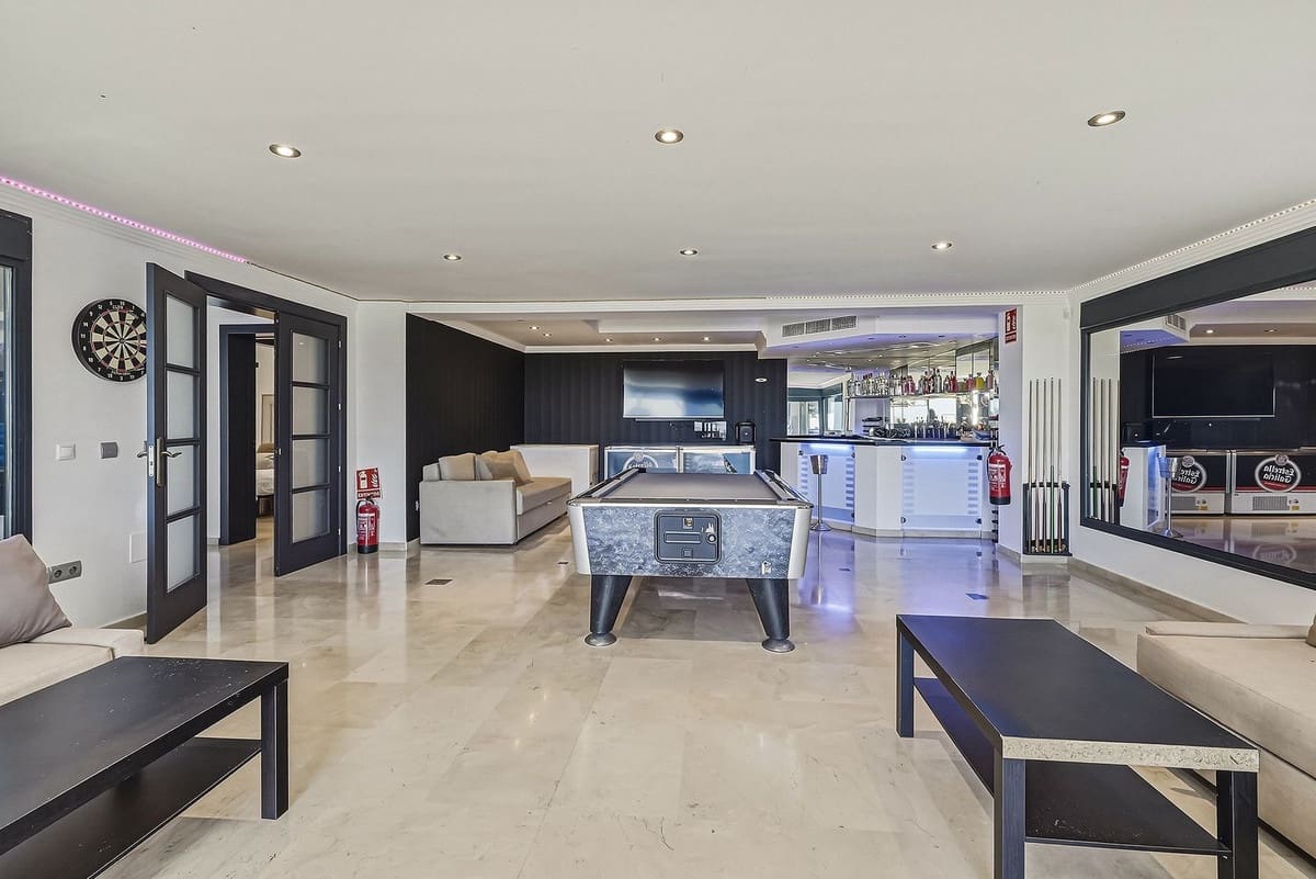 8 bedroom Villa for sale in Elviria with pool garage - € 4,200,000 (Ref: 9848144)