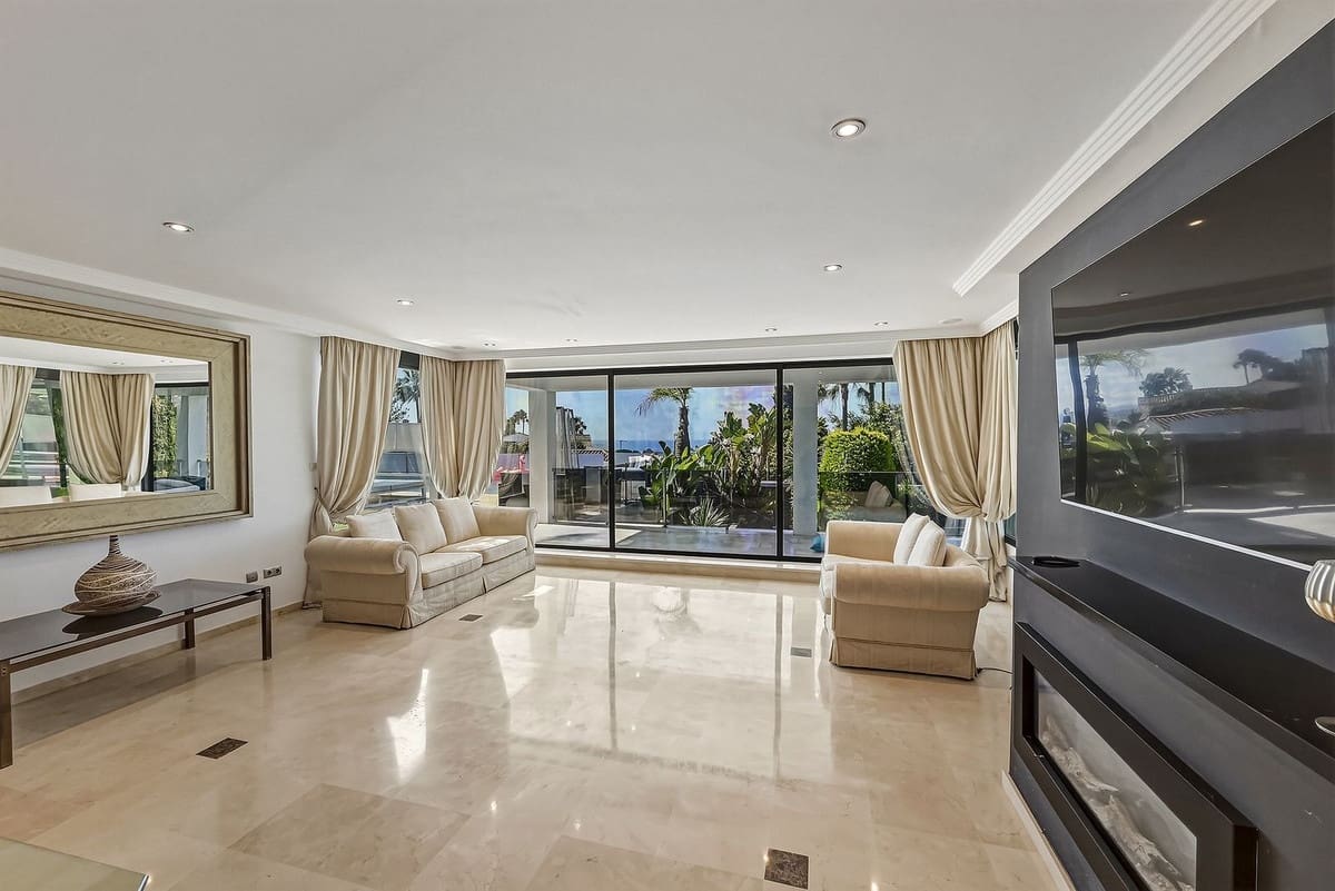 8 bedroom Villa for sale in Elviria with pool garage - € 4,200,000 (Ref: 9848144)