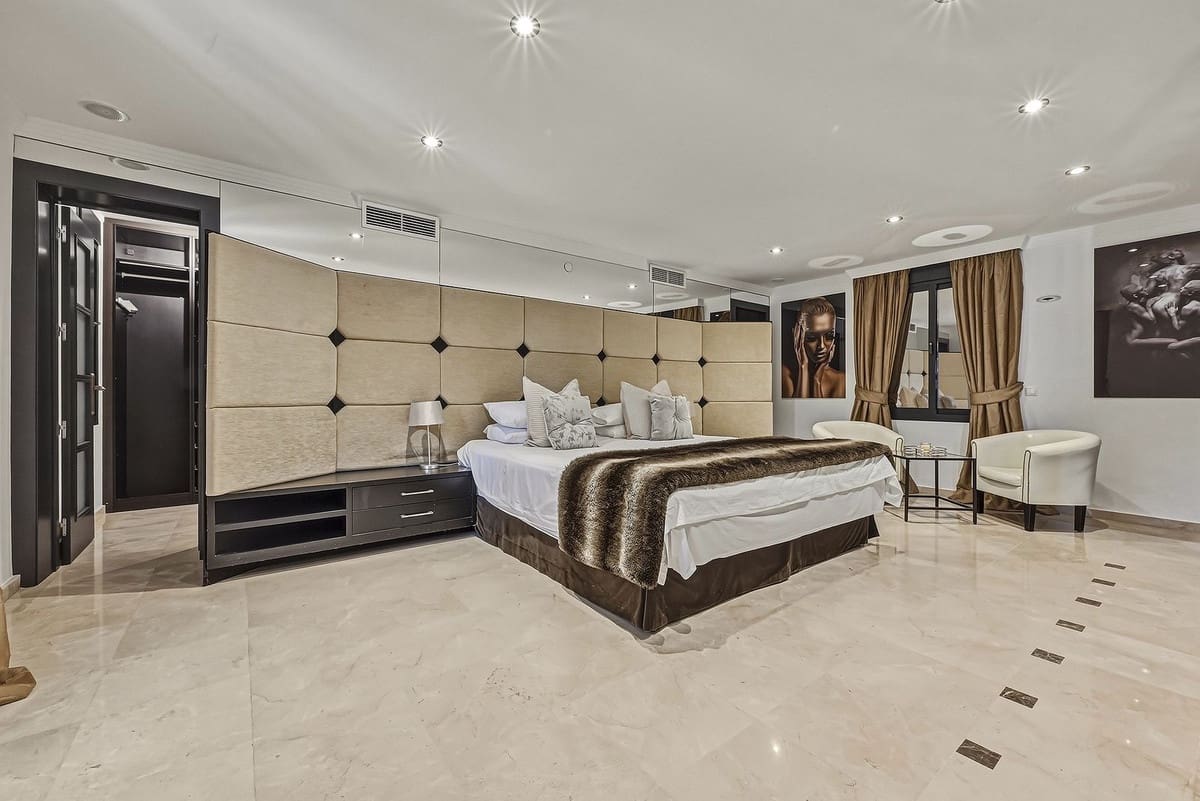 8 bedroom Villa for sale in Elviria with pool garage - € 4,200,000 (Ref: 9848144)