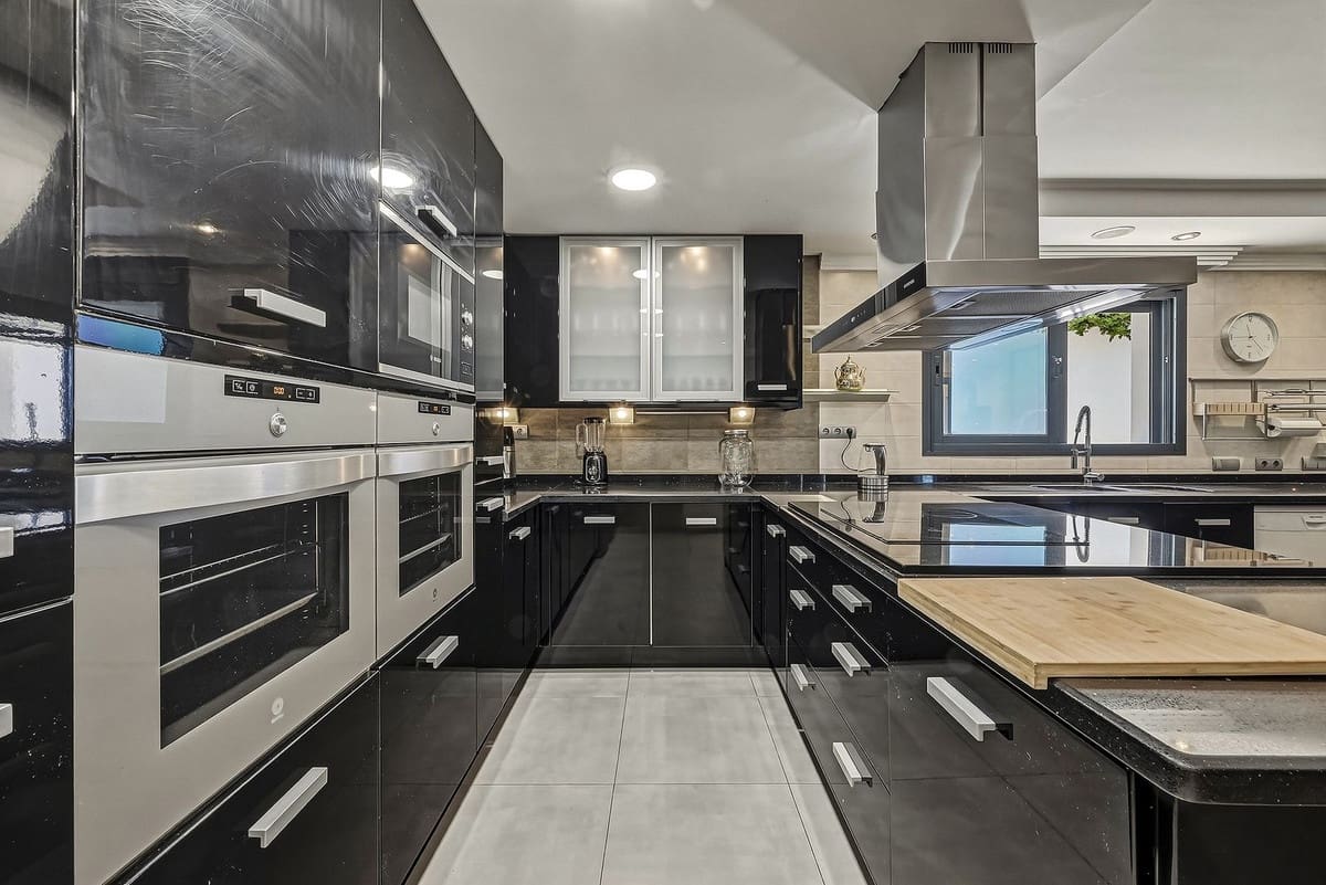 8 bedroom Villa for sale in Elviria with pool garage - € 4,200,000 (Ref: 9848144)