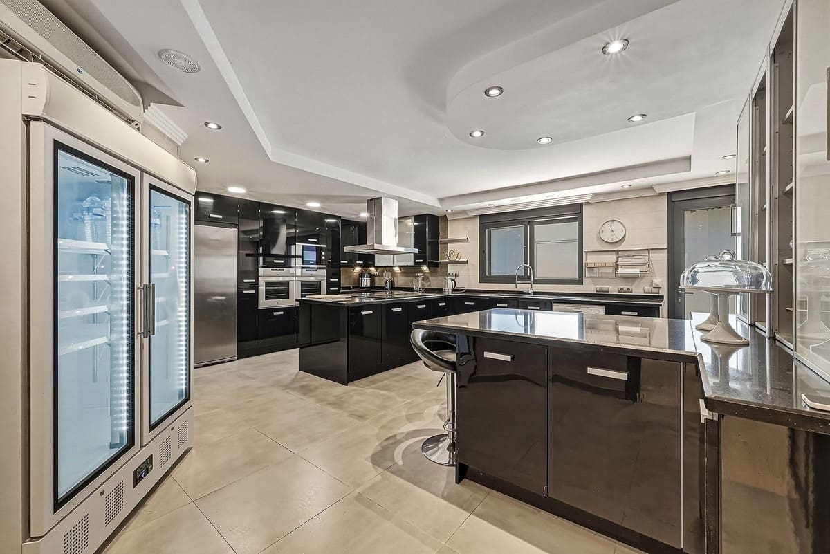8 bedroom Villa for sale in Elviria with pool garage - € 4,200,000 (Ref: 9848144)