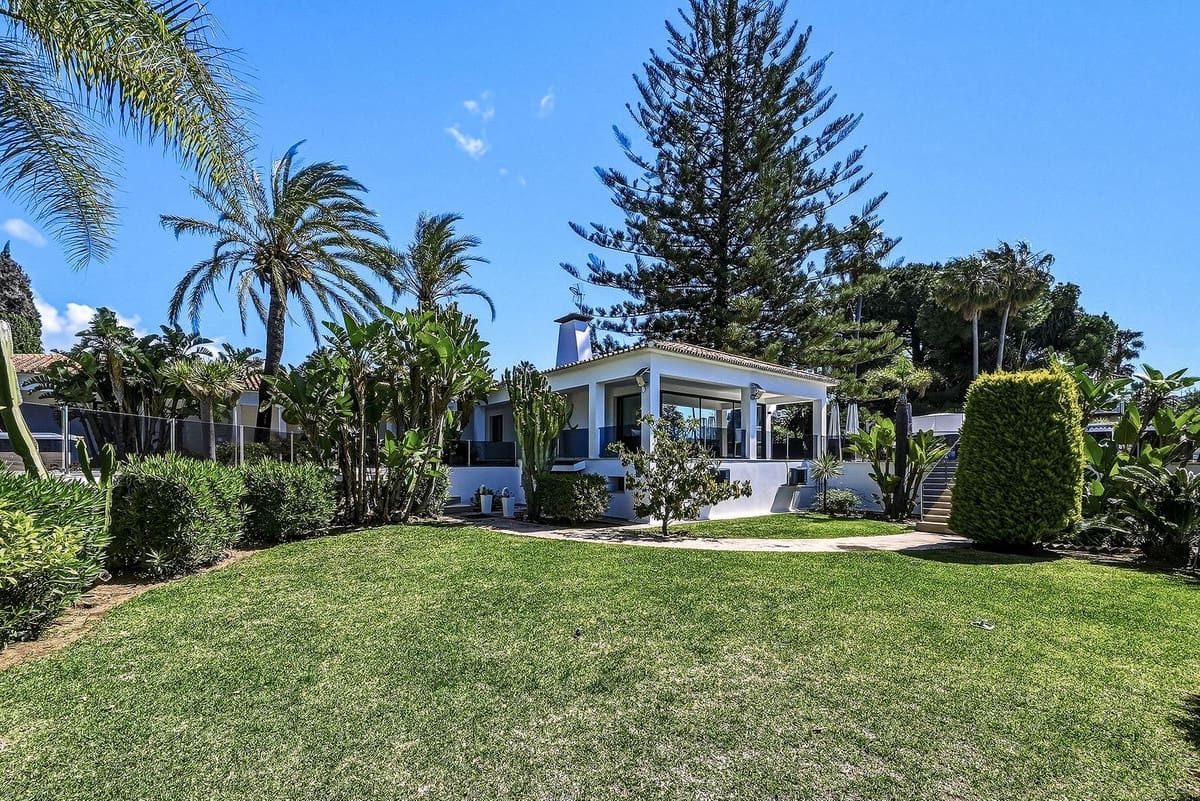 8 bedroom Villa for sale in Elviria with pool garage - € 4,200,000 (Ref: 9848144)