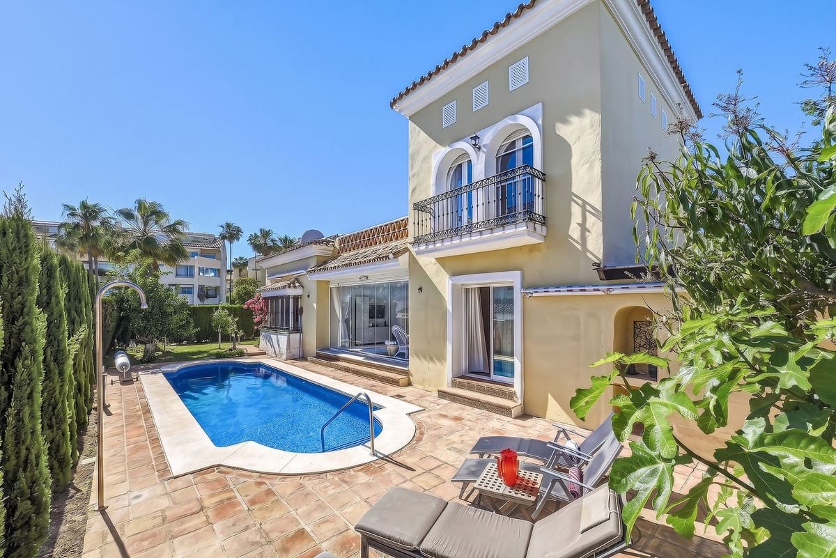 3 chambre Villa/Maison à vendre à Bahia de Marbella avec piscine garage - 1 900 000 € (Ref: 9869592)