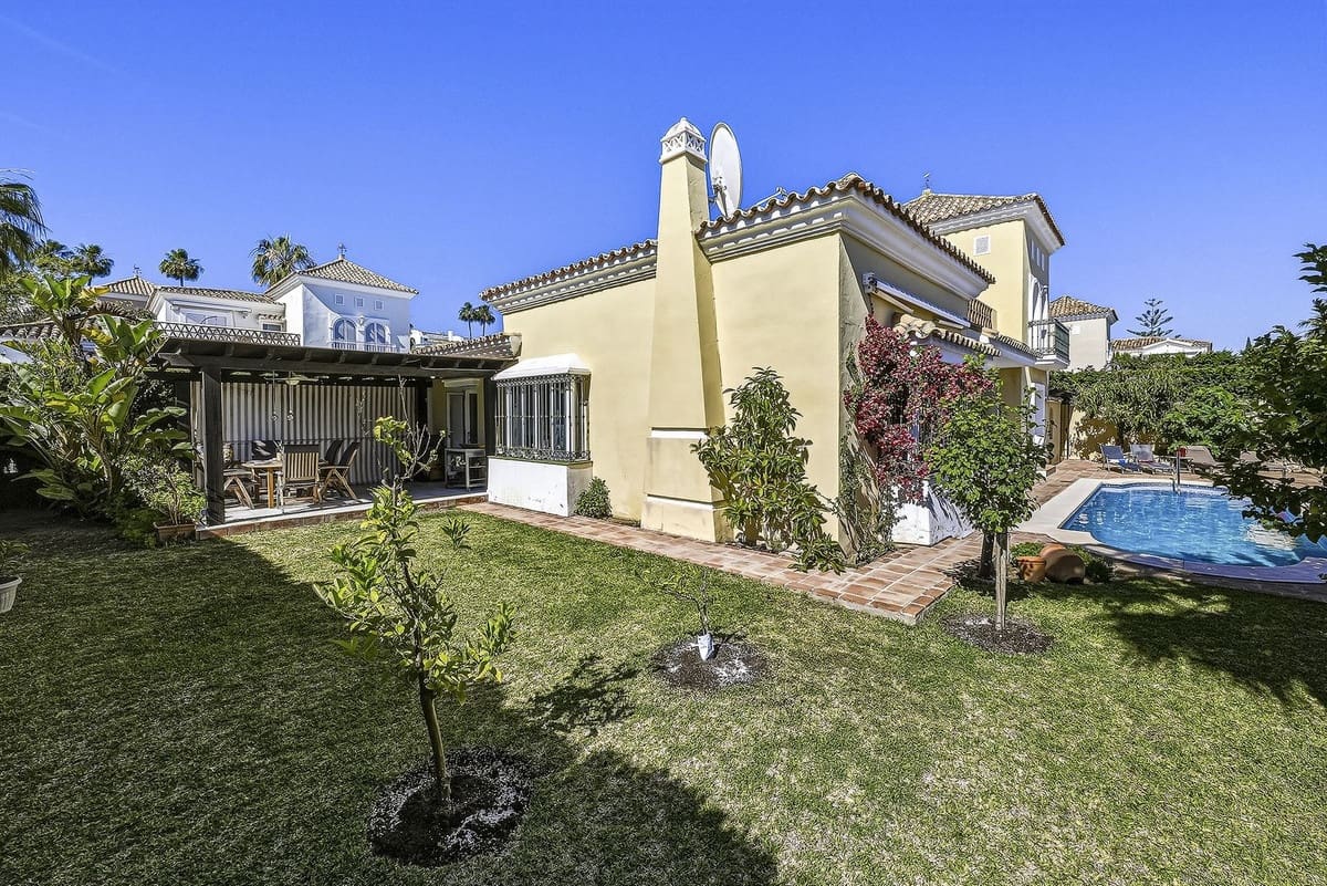 3 chambre Villa/Maison à vendre à Bahia de Marbella avec piscine garage - 1 900 000 € (Ref: 9869592)