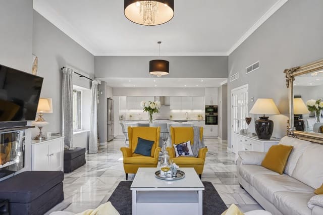 3 sypialnia Willa na sprzedaż w Bahía de Marbella, Marbella z basenem garażem - 1 900 000 € (Ref: 9869592)