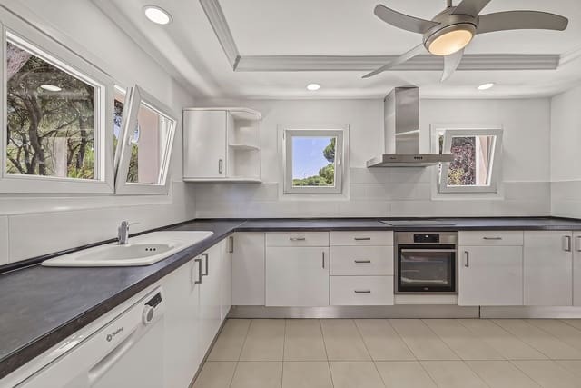 4 camera da letto Villa in vendita in El Rosario, Marbella con piscina garage - 1.380.000 € (Rif: 9922734)
