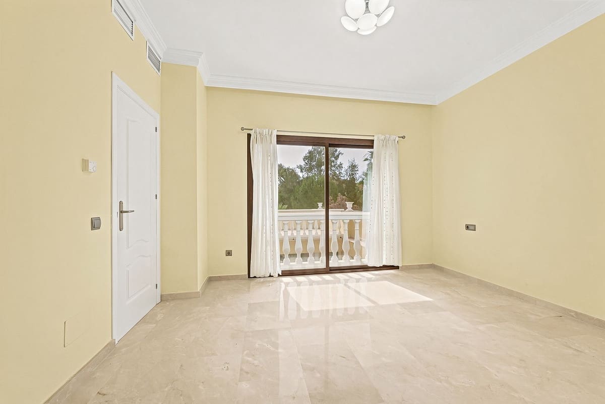 4 bedroom Villa for sale in Marbella with pool garage - € 1,600,000 (Ref: 9922886)