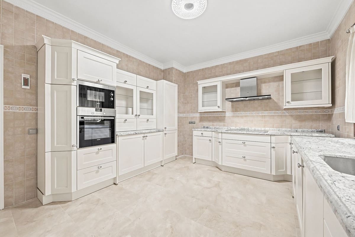4 bedroom Villa for sale in Marbella with pool garage - € 1,600,000 (Ref: 9922886)