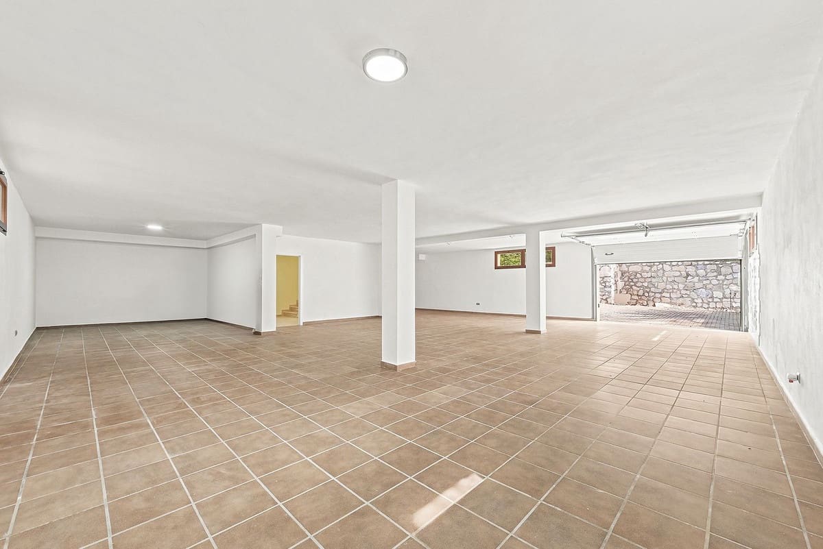 4 bedroom Villa for sale in Marbella with pool garage - € 1,600,000 (Ref: 9922886)