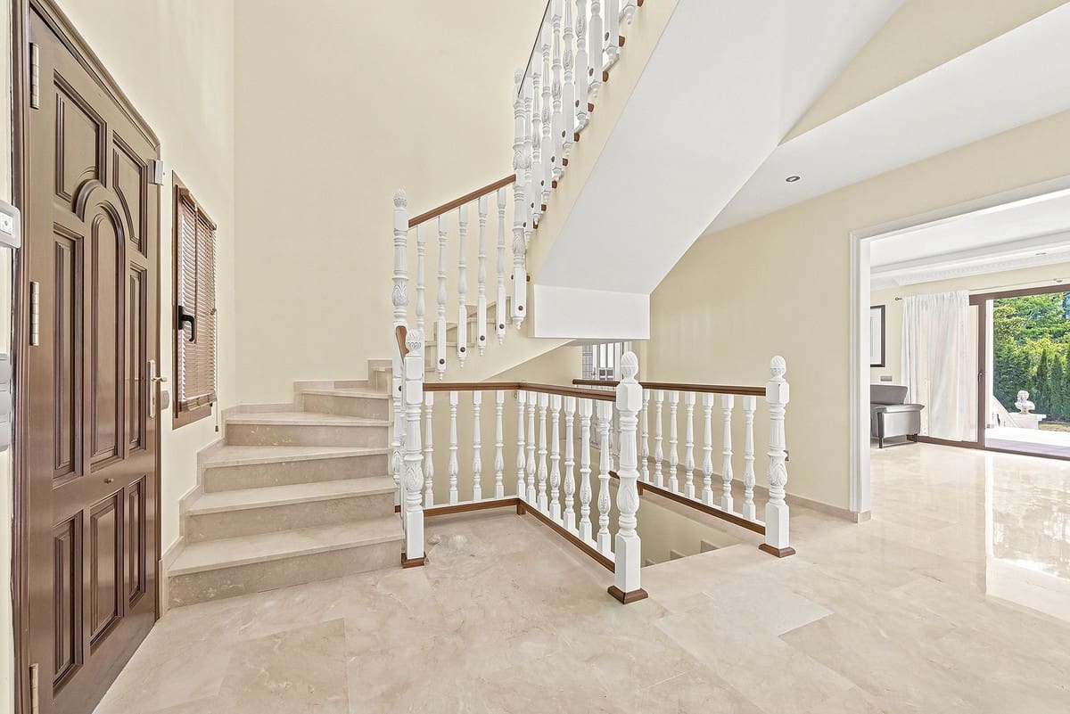 4 bedroom Villa for sale in Marbella with pool garage - € 1,600,000 (Ref: 9922886)